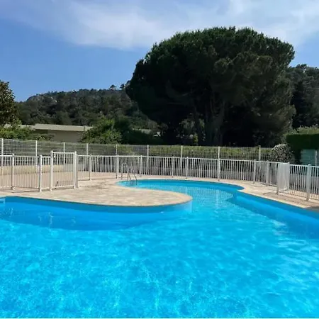 Calme, Cosy Piscine Apartment *